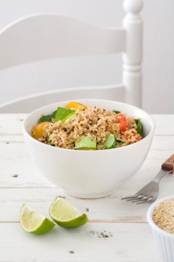 Quinoa salata domates ve ıspanak ile