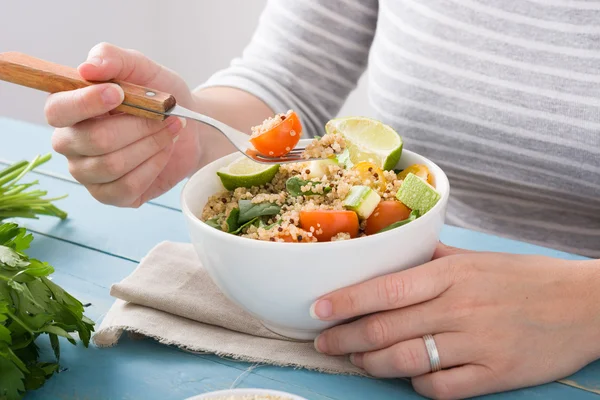 Quinoa ve sebze yiyen Kadın