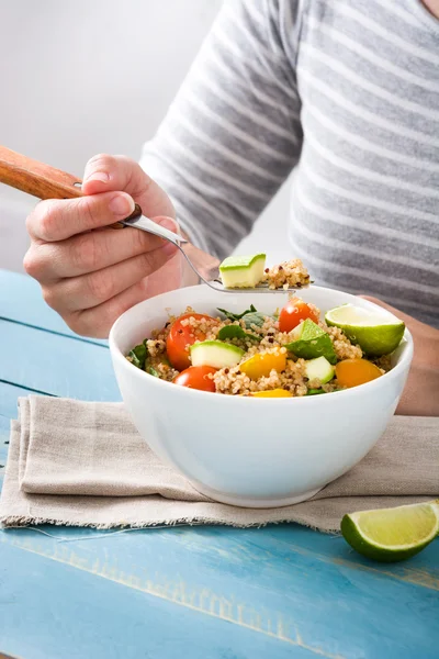 Frau isst Quinoa und Gemüse — Stockfoto