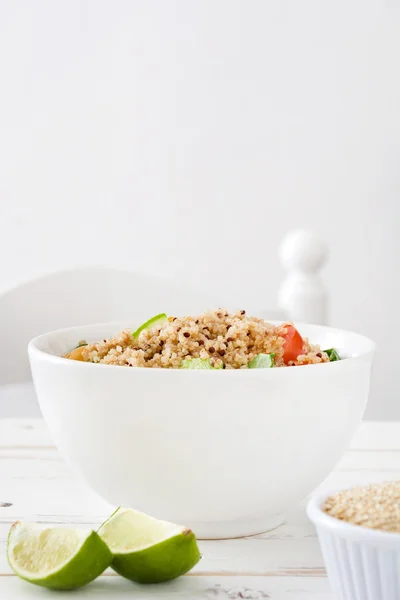 Quinoa-Salat in Schüssel auf weißem Holztisch — Stockfoto