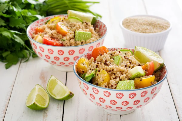 Quinoa-Salat in Schüssel auf weißem Holztisch — Stockfoto