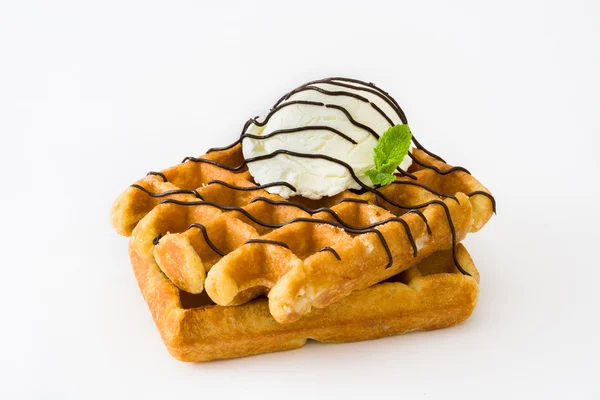 Waffles com molho de chocolate, sorvete e hortelã isolados — Fotografia de Stock