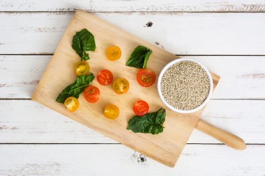 Quinoa, domates ve ıspanak