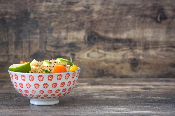 Salada de quinoa em tigela em uma mesa de madeira rústica — Fotografia de Stock