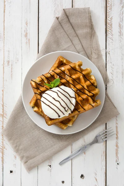 Waffles com sorvete em uma mesa de madeira branca — Fotografia de Stock