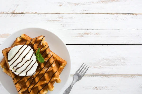 Waffles com sorvete em uma mesa de madeira branca — Fotografia de Stock