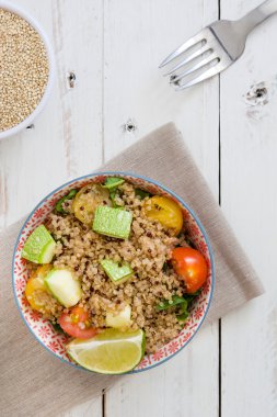 Quinoa ile domates, kabak ve kireç Beyaz ahşap tablo
