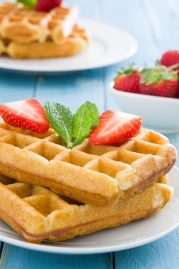 Tatlı waffle dondurma ile