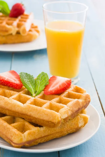 Waffles com sorvete em madeira azul — Fotografia de Stock