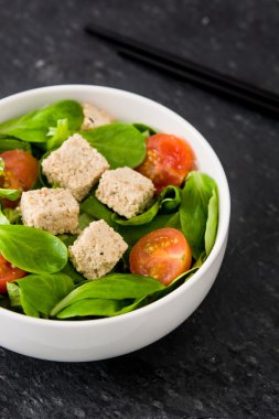 Vejetaryen tofu salata domates ve kuzu 's marul kayrak üzerine