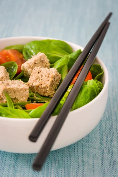 Vegan tofu sallad med tomater och lamm 's sallad — Stockfoto