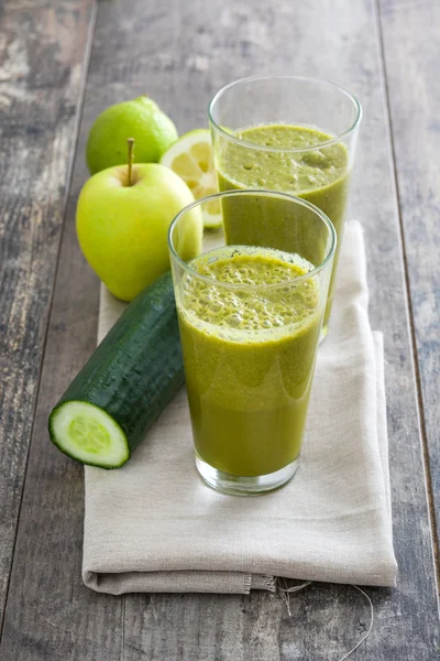 Desintoxicación verde saludable con espinacas, pepino, lima y manzanas en una mesa de madera rústica — Foto de Stock