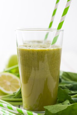 Ispanak, salatalık, kireç ve beyaz tahta masada elma ile sağlıklı yeşil Detoks