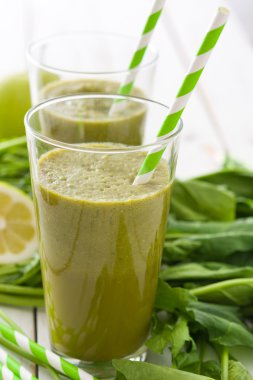 Ispanak, salatalık, kireç ve beyaz tahta masada elma ile sağlıklı yeşil Detoks