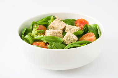 Vejetaryen tofu salata domates ve kuzu 's beyaz arka plan üzerinde izole marul
