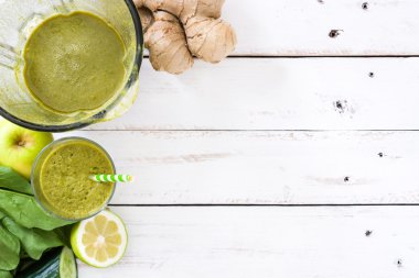 Beyaz ahşap zemin üzerinde sağlıklı yeşil Detoks