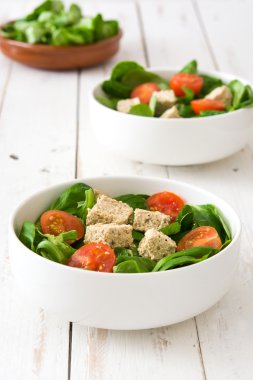 Vejetaryen tofu salata domates ve kuzu 's marul Beyaz ahşap üzerine