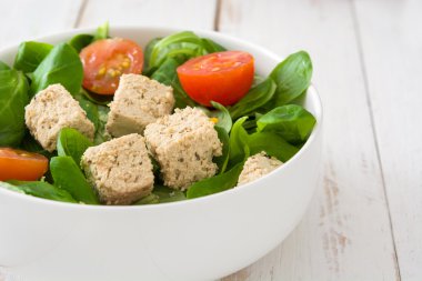 Vejetaryen tofu salata ahşap kase
