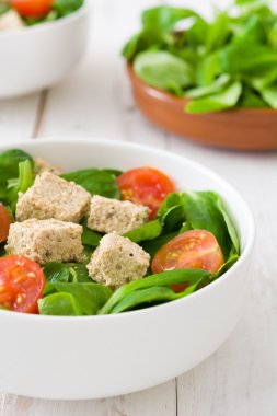 Vejetaryen tofu salata ahşap kase