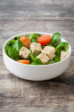 Vejetaryen tofu salata ahşap kase
