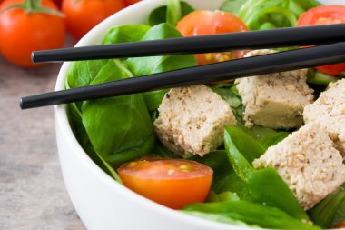 Vejetaryen tofu salata ahşap kase