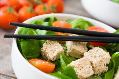 Vejetaryen tofu salata ahşap kase