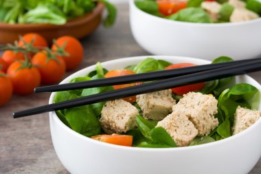 Vejetaryen tofu salata ahşap kase