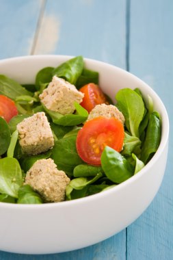 Vejetaryen tofu salata ahşap kase