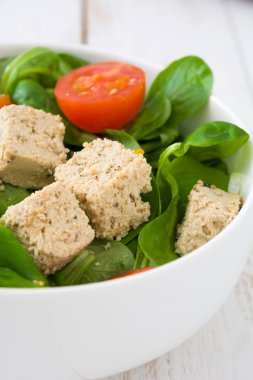 Vejetaryen tofu salata ahşap kase