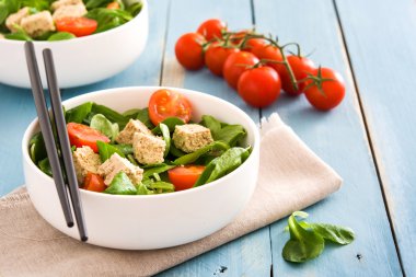 Vejetaryen tofu salata domates ve kuzu 's marul