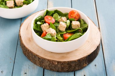 Vejetaryen tofu salata domates ve kuzu 's marul