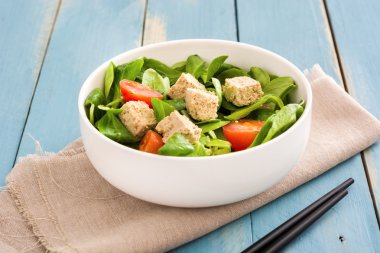 Vejetaryen tofu salata domates ve kuzu 's marul