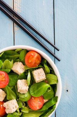 Vejetaryen tofu salata domates ve kuzu 's marul