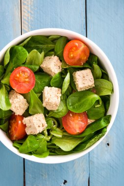 Vejetaryen tofu salata domates ve kuzu 's marul