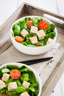 Vejetaryen tofu salata domates ve kuzu 's marul tepsi