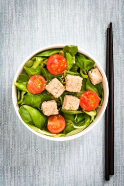 Vejetaryen tofu salata domates ve kuzu 's marul