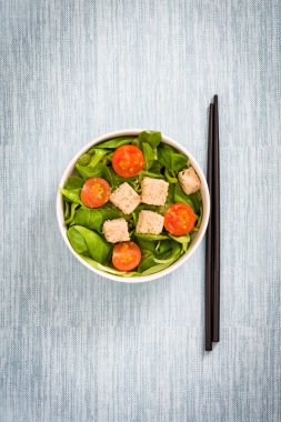 Vejetaryen tofu salata domates ve kuzu 's marul