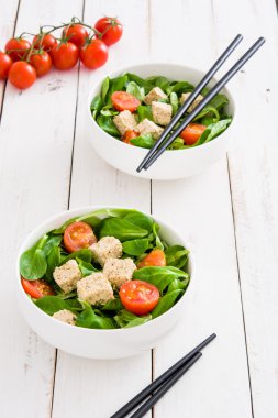 Vejetaryen tofu salata domates ve kuzu 's marul