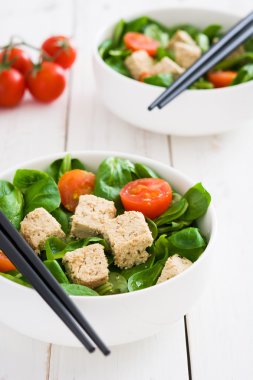 Vejetaryen tofu salata domates ve kuzu 's marul