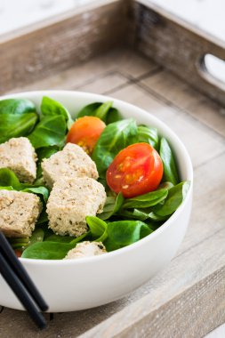 Vejetaryen tofu salata domates ve kuzu 's marul tepsi