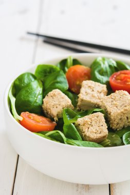 Vejetaryen tofu salata domates ve kuzu 's marul