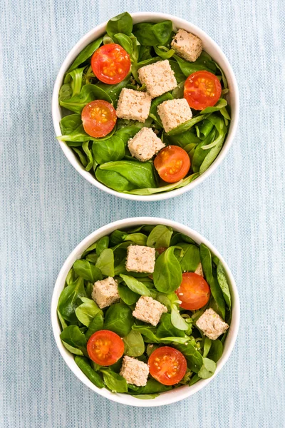 Vegan tofu salad with tomatoes and lamb's lettuce — Stock Photo, Image