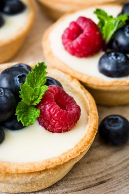 Ahududu ve yaban mersini ile lezzetli tartlets
