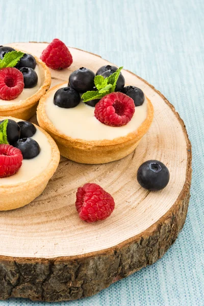 Deliciosa tartaleta con frambuesas y arándanos aislados sobre fondo blanco —  Fotos de Stock