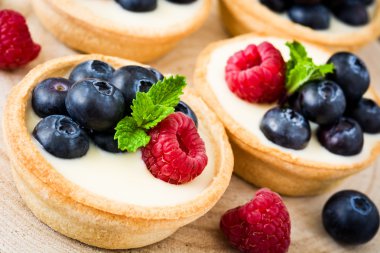 Ahududu ve yaban mersini ile lezzetli tartlets