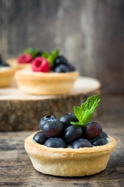 Ahududu ve yaban mersini ile lezzetli tartlets