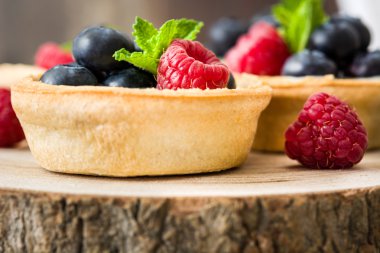 Ahududu ve yaban mersini ile lezzetli tartlets