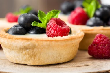 Ahududu ve yaban mersini ile lezzetli tartlets
