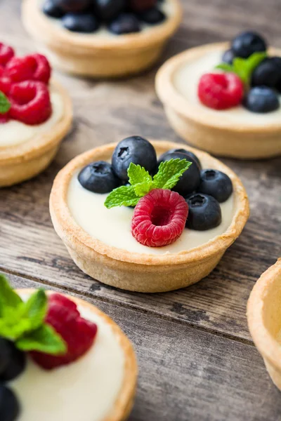 Deliciosas tartaletas con frambuesas y arándanos —  Fotos de Stock