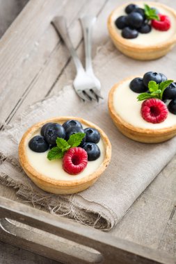 Ahududu ve yaban mersini tepsi ile lezzetli tartlets